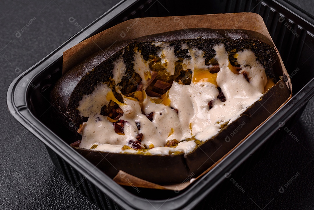 Sanduíche com rosbife no pão brioche e molho vitello tonato