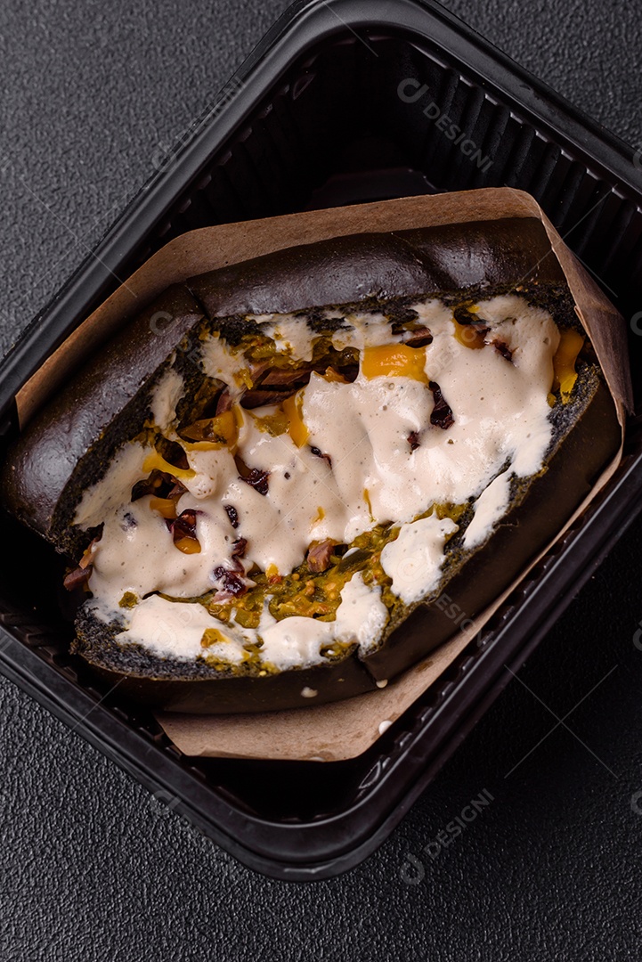 Sanduíche com rosbife no pão brioche e molho vitello tonato