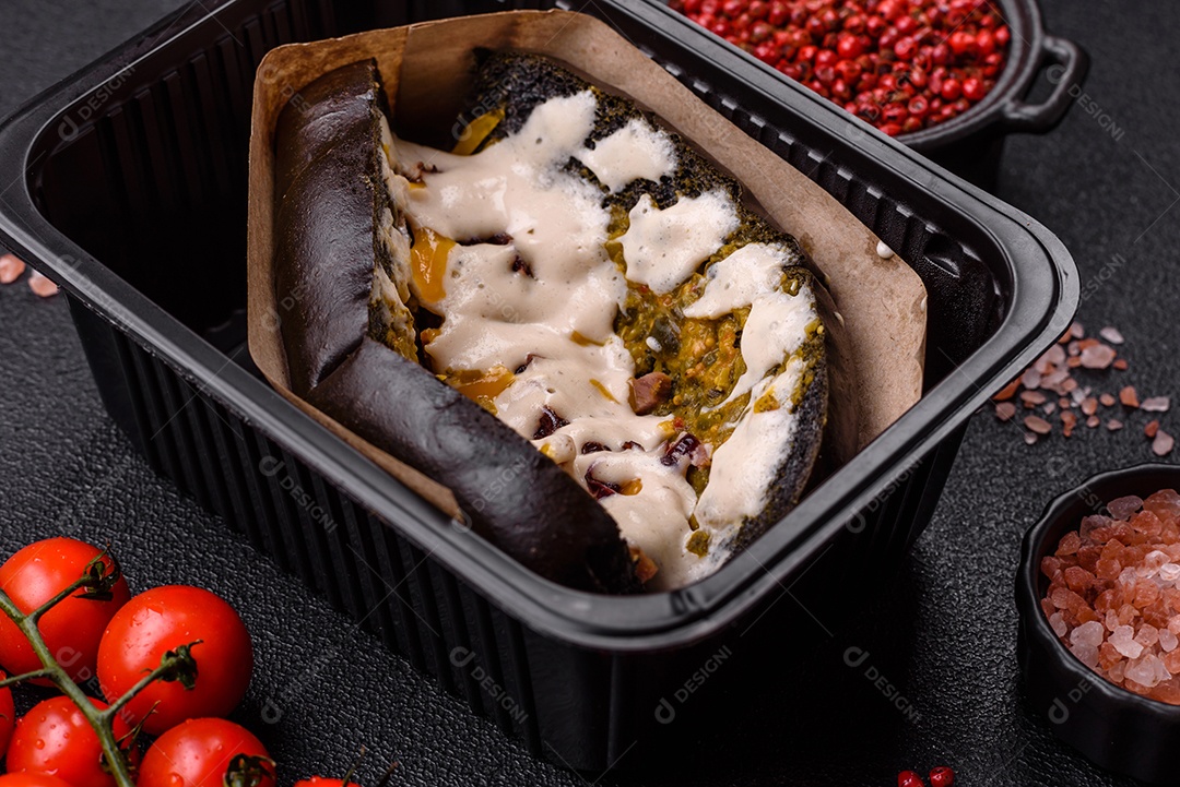 Sanduíche com rosbife no pão brioche e molho vitello tonato