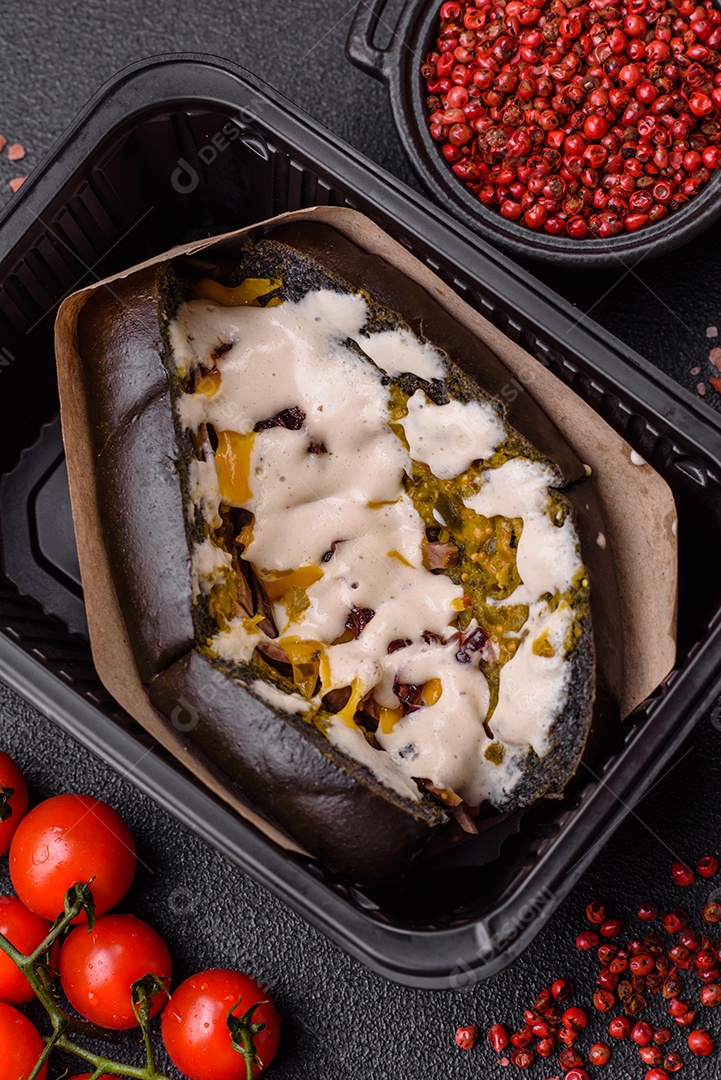 Sanduíche com rosbife no pão brioche e molho vitello tonato