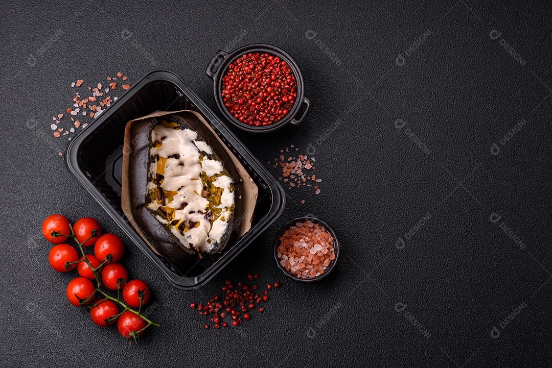 Sanduíche com rosbife no pão brioche e molho vitello tonato