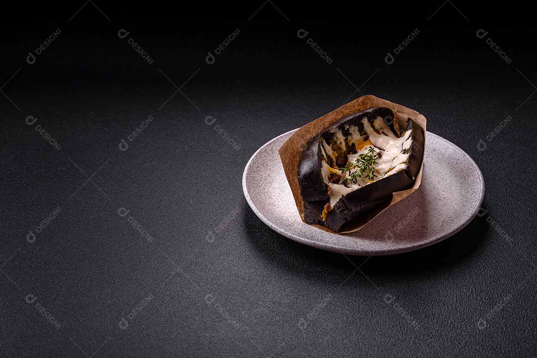 Sanduíche com rosbife no pão brioche e molho vitello tonato