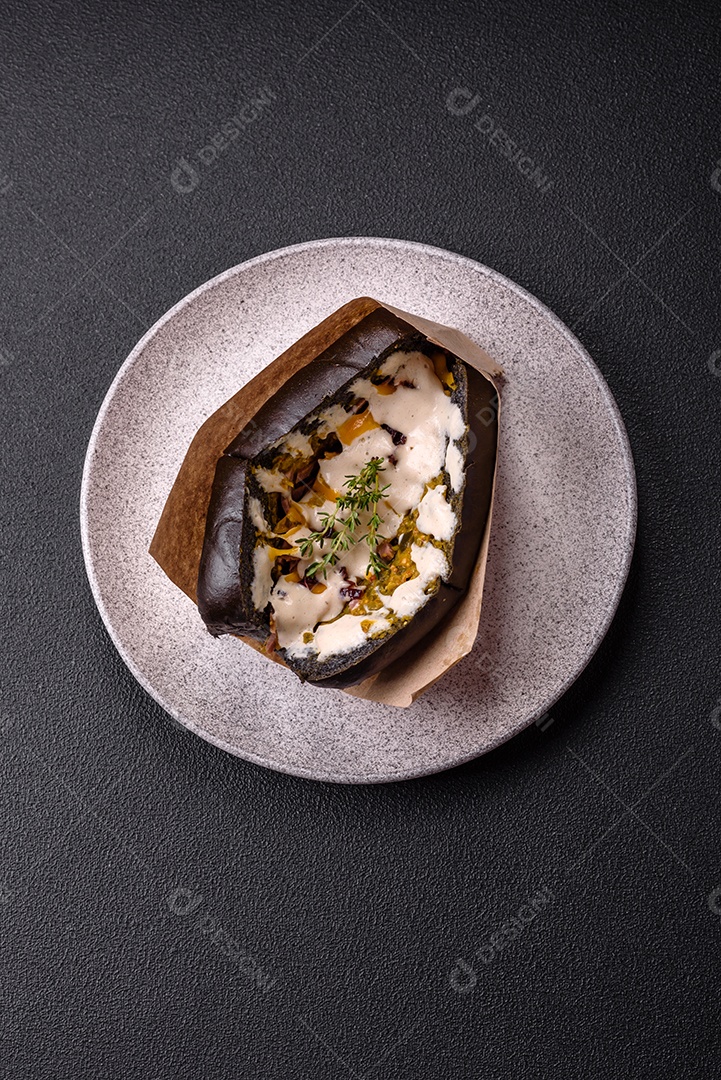 Sanduíche com rosbife no pão brioche e molho vitello tonato