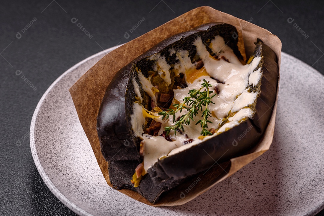 Sanduíche com rosbife no pão brioche e molho vitello tonato