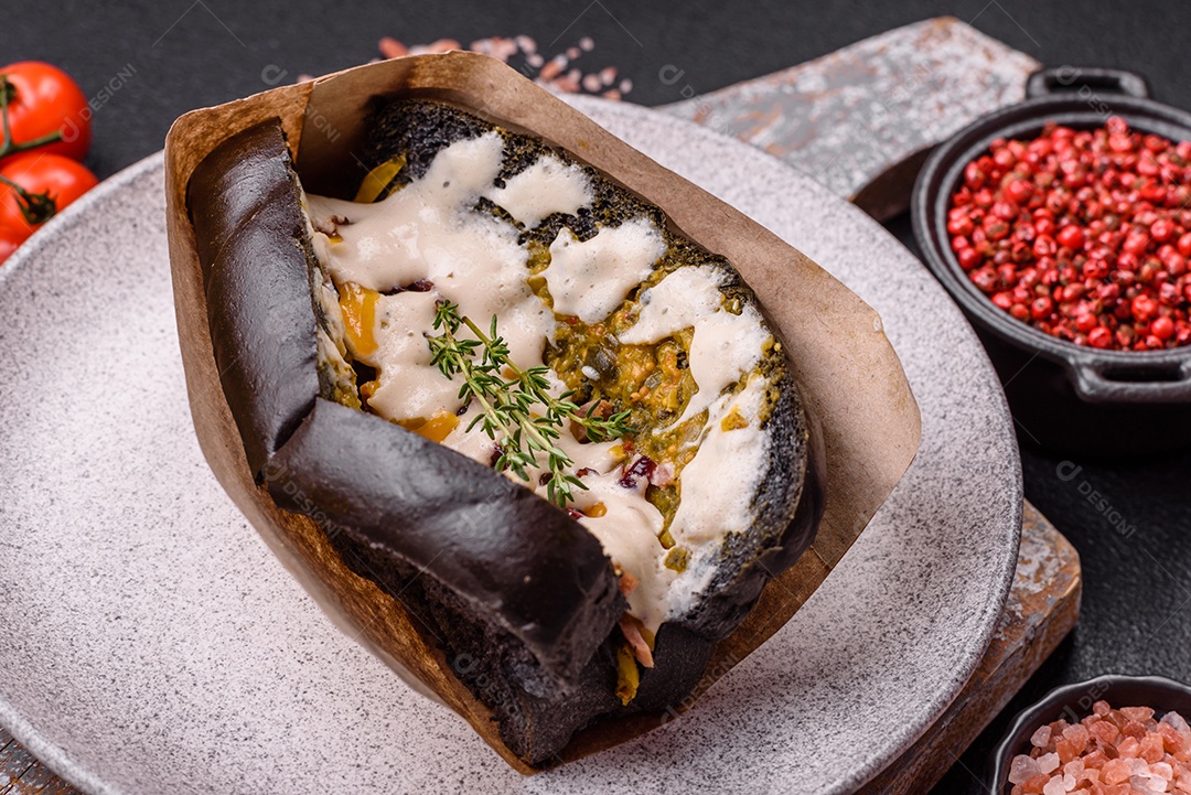 Sanduíche com rosbife no pão brioche e molho vitello tonato