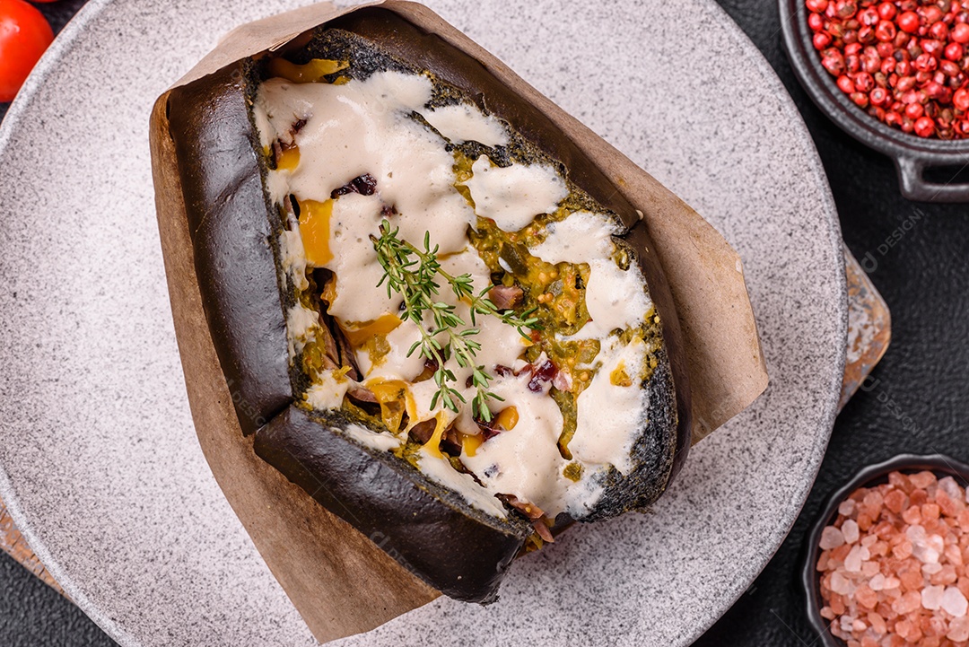 Sanduíche com rosbife no pão brioche e molho vitello tonato