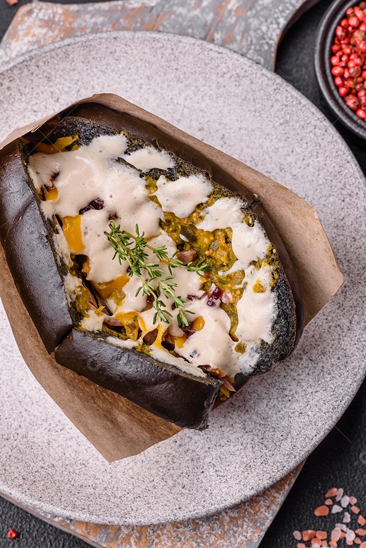 Sanduíche com rosbife no pão brioche e molho vitello tonato