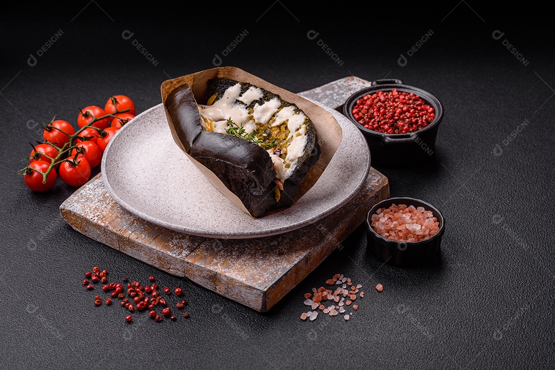 Sanduíche com rosbife no pão brioche e molho vitello tonato