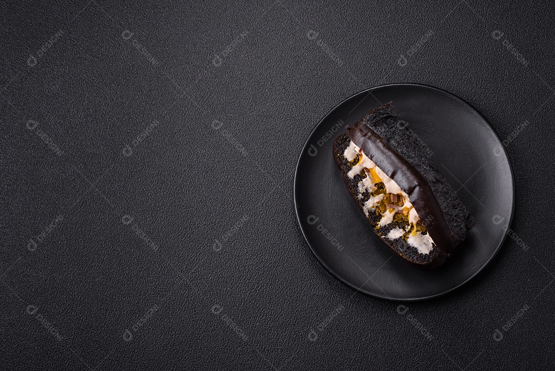 Sanduíche com rosbife no pão brioche e molho vitello tonato