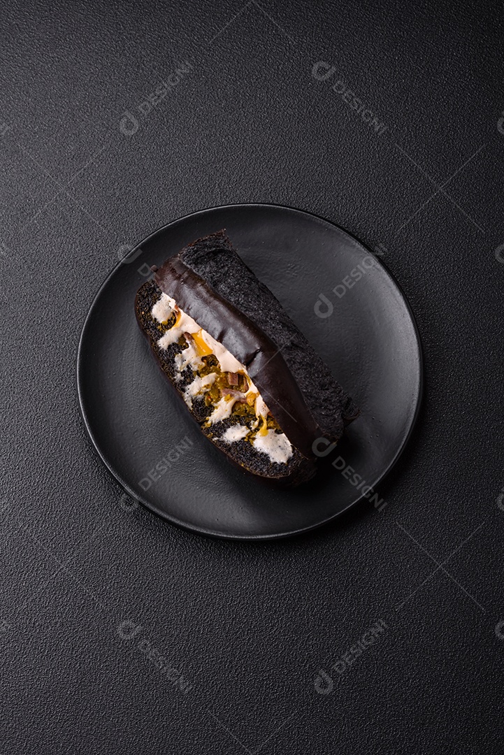 Sanduíche com rosbife no pão brioche e molho vitello tonato