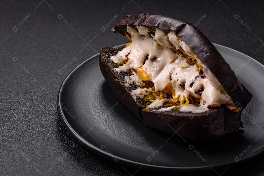 Sanduíche com rosbife no pão brioche e molho vitello tonato