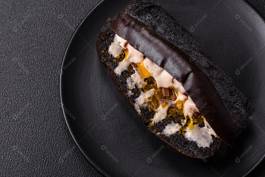 Sanduíche com rosbife no pão brioche e molho vitello tonato