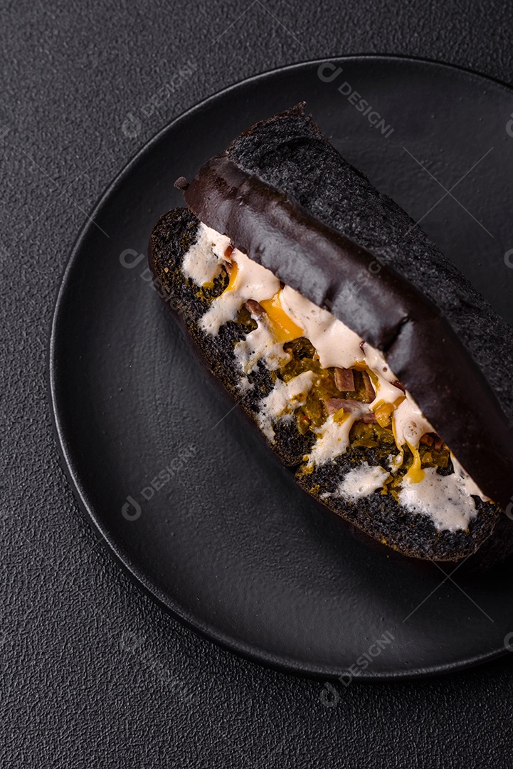 Sanduíche com rosbife no pão brioche e molho vitello tonato