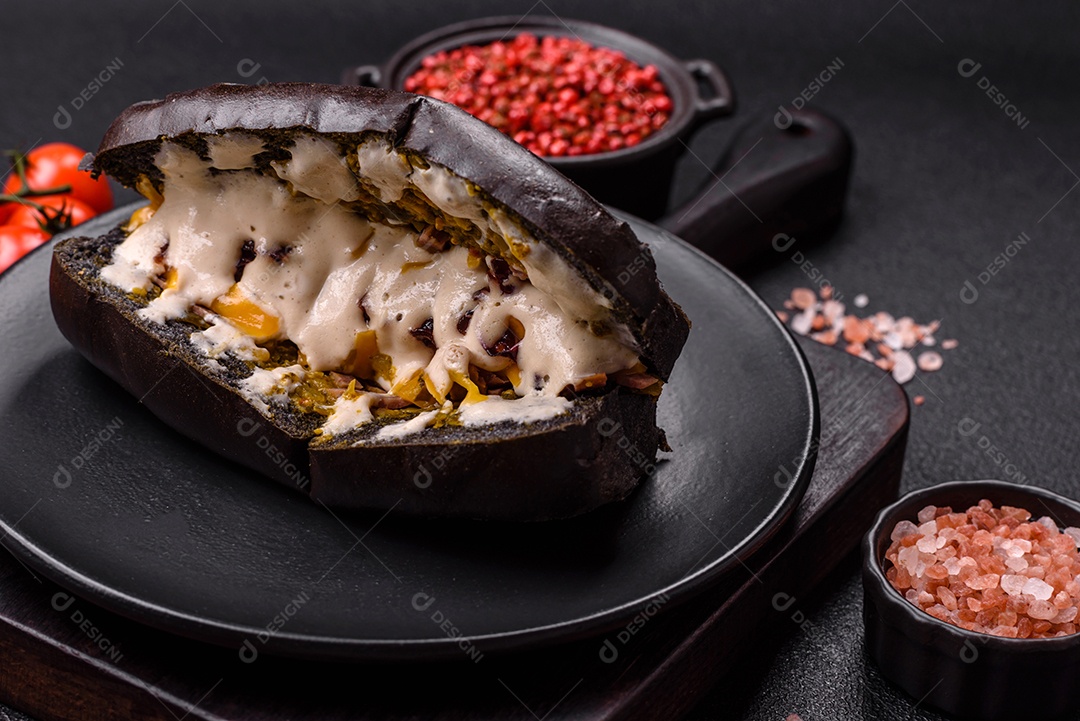 Sanduíche com rosbife no pão brioche e molho vitello tonato