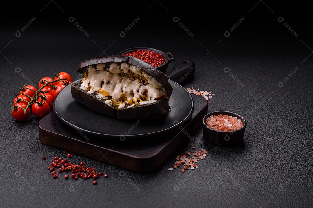 Sanduíche com rosbife no pão brioche e molho vitello tonato