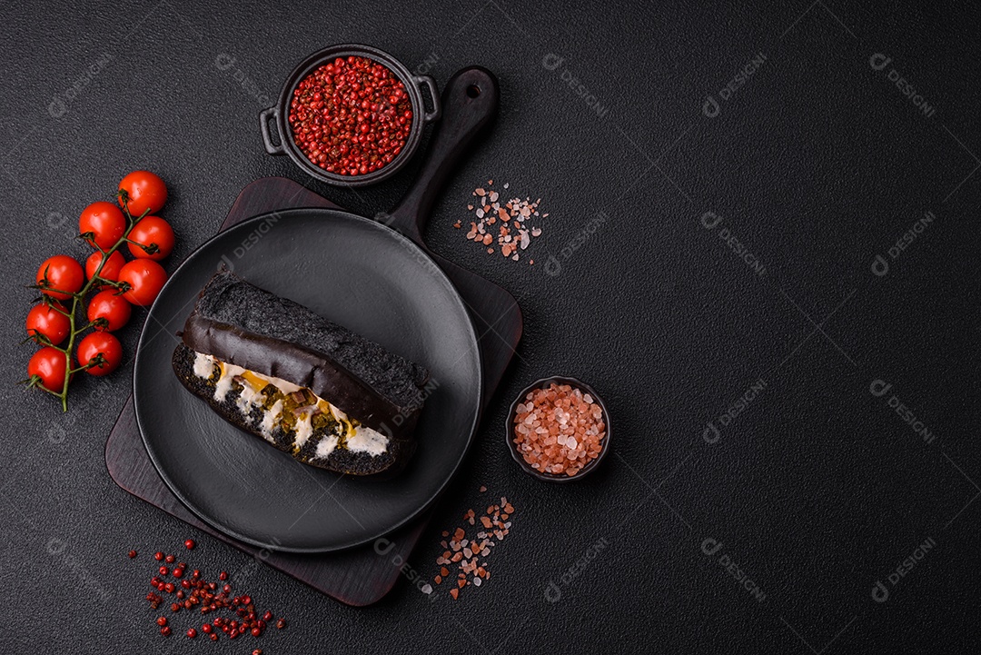 Sanduíche com rosbife no pão brioche e molho vitello tonato