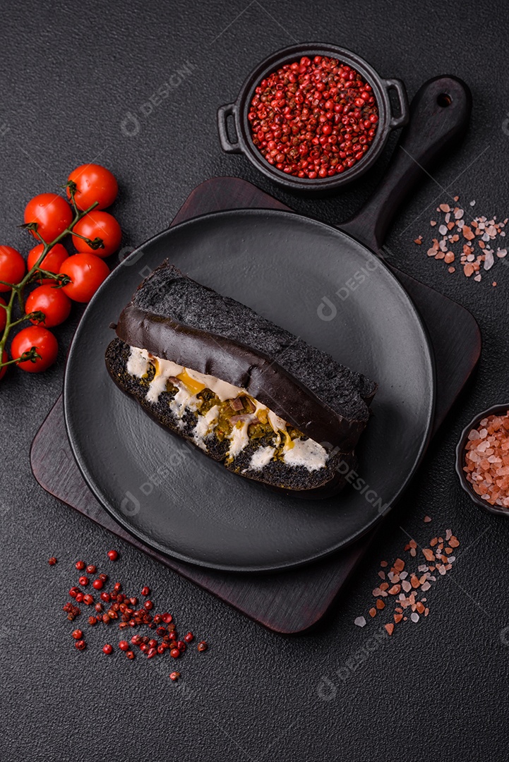 Sanduíche com rosbife no pão brioche e molho vitello tonato