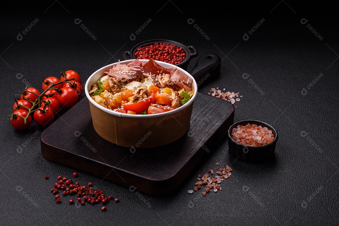 Salada apetitosa com presunto, abóbora assada, queijo, alface, tomate e sementes de gergelim