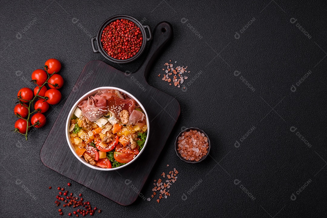 Salada apetitosa com presunto, abóbora assada, queijo, alface, tomate e sementes de gergelim