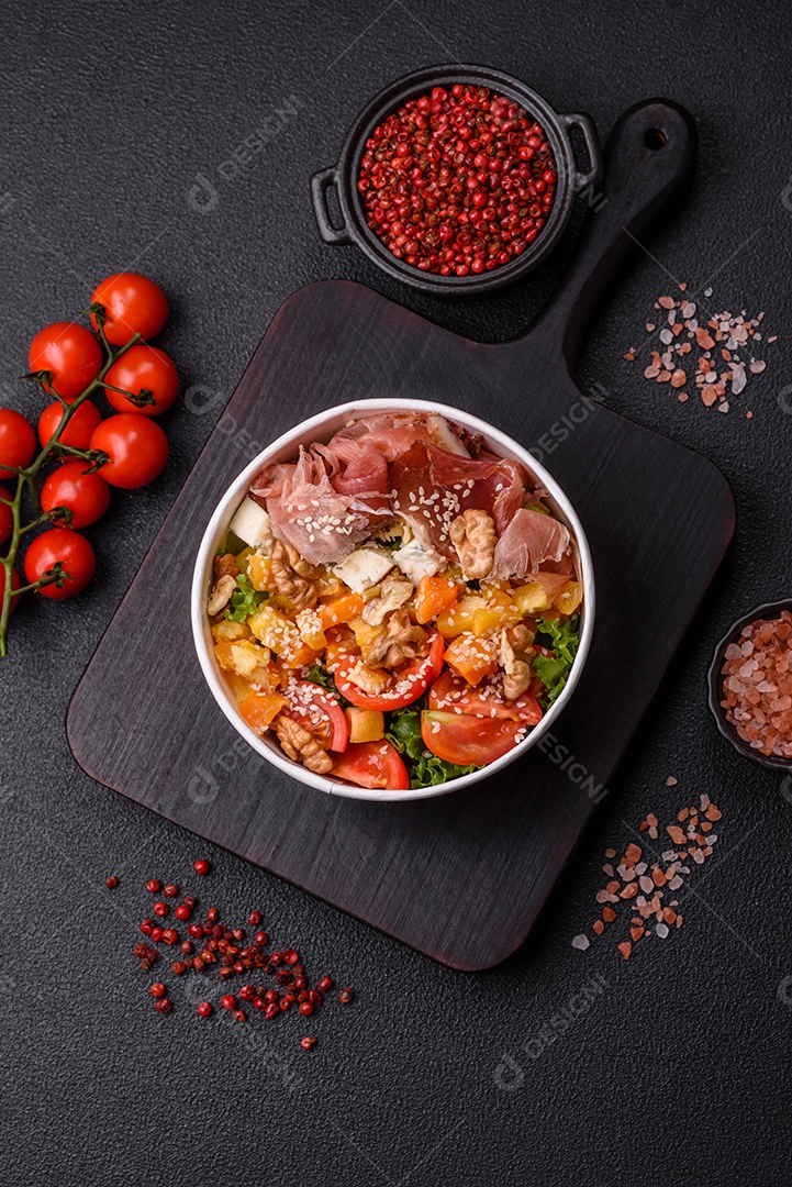 Salada apetitosa com presunto, abóbora assada, queijo, alface, tomate e sementes de gergelim