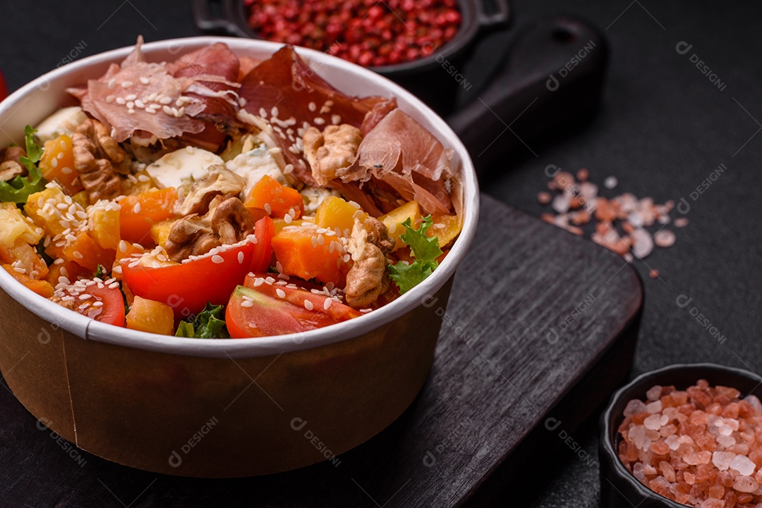 Salada apetitosa com presunto, abóbora assada, queijo, alface, tomate e sementes de gergelim