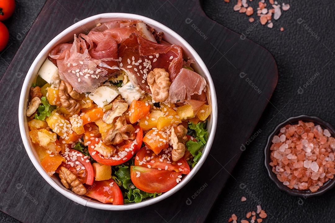 Salada apetitosa com presunto, abóbora assada, queijo, alface, tomate e sementes de gergelim
