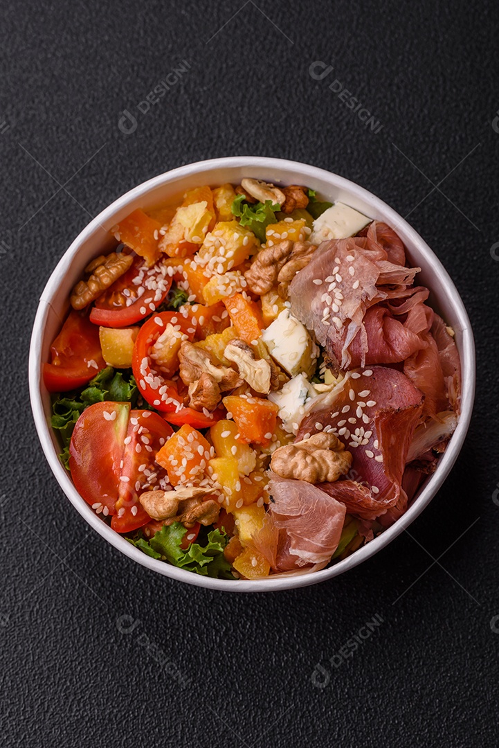 Salada apetitosa com presunto, abóbora assada, queijo, alface, tomate e sementes de gergelim