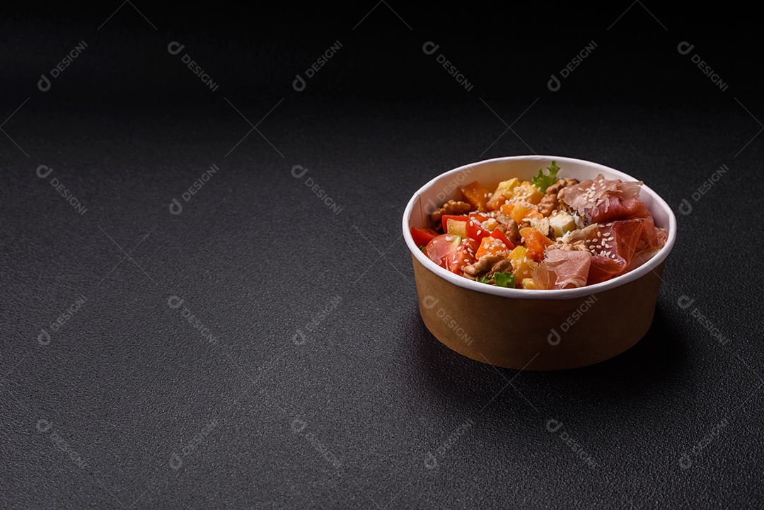 Salada apetitosa com presunto, abóbora assada, queijo, alface, tomate e sementes de gergelim