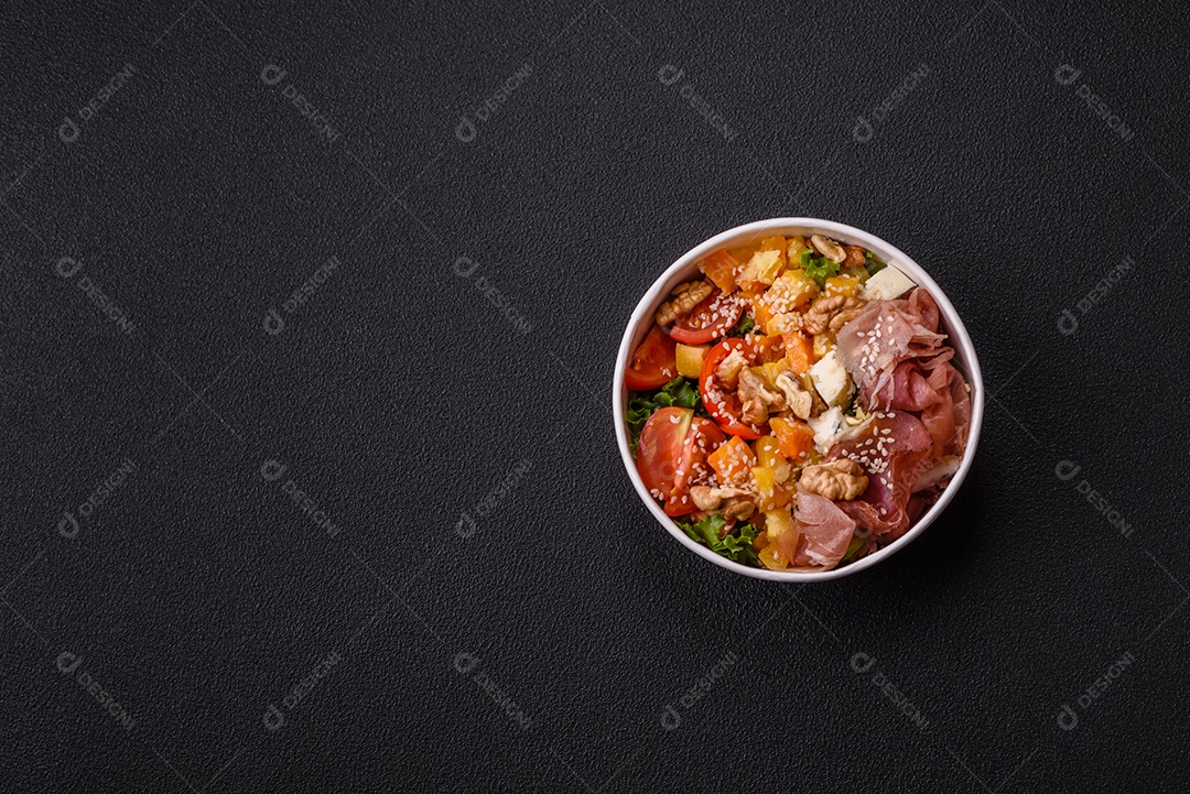 Salada apetitosa com presunto, abóbora assada, queijo, alface, tomate e sementes de gergelim