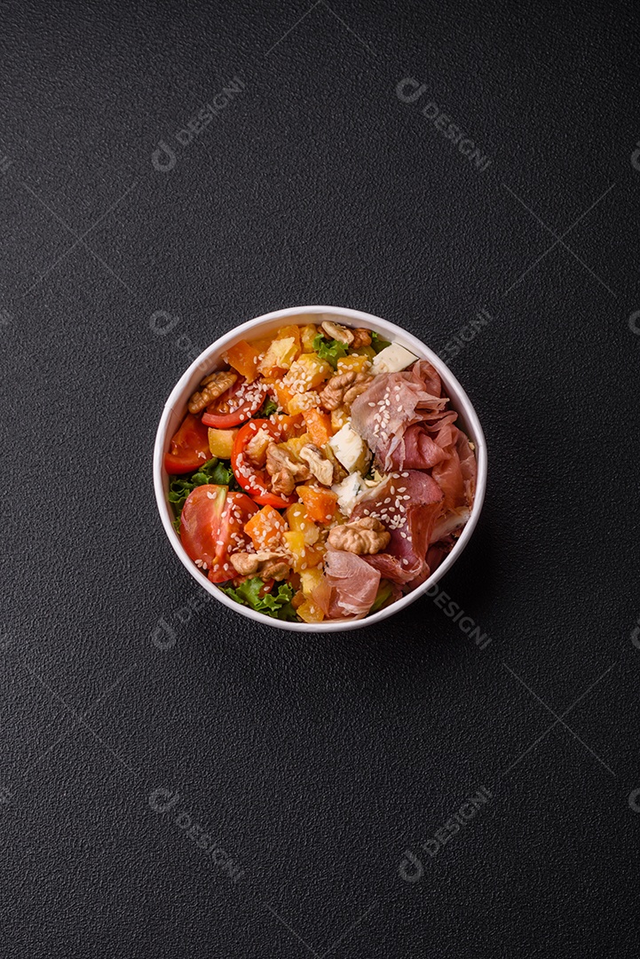 Salada apetitosa com presunto, abóbora assada, queijo, alface, tomate e sementes de gergelim
