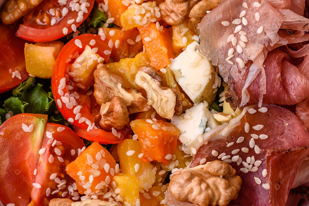 Salada apetitosa com presunto, abóbora assada, queijo, alface, tomate e sementes de gergelim