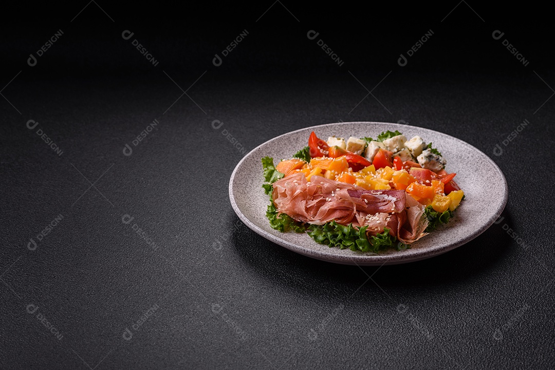 Salada apetitosa com presunto, abóbora assada, queijo, alface, tomate e sementes de gergelim