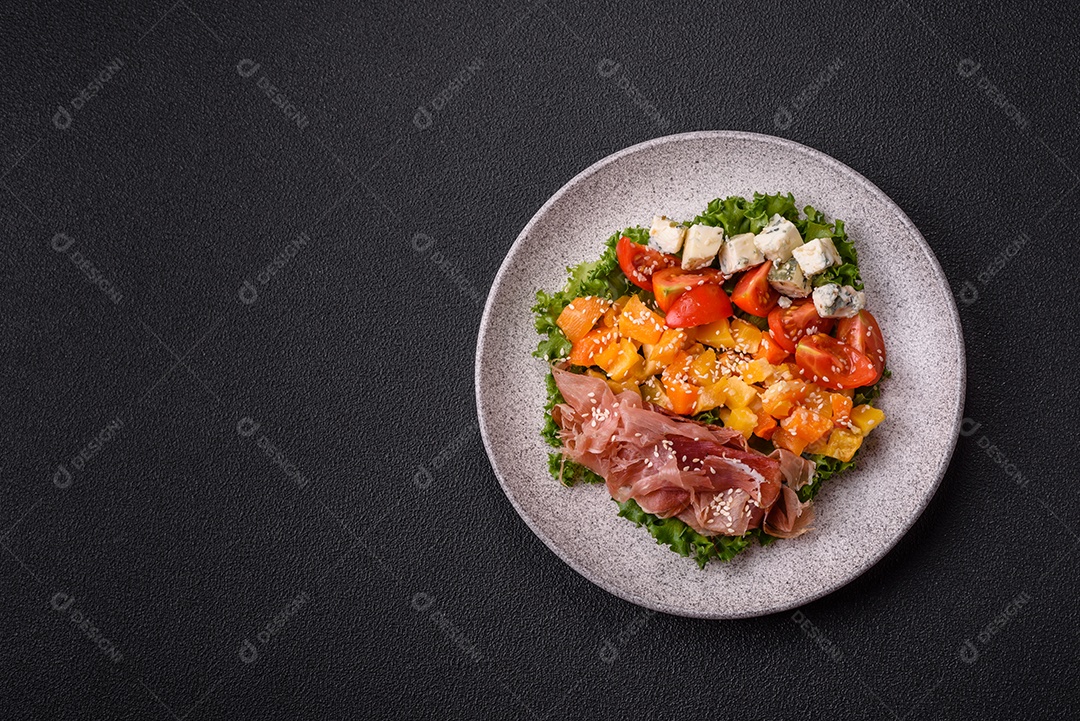 Salada apetitosa com presunto, abóbora assada, queijo, alface, tomate e sementes de gergelim