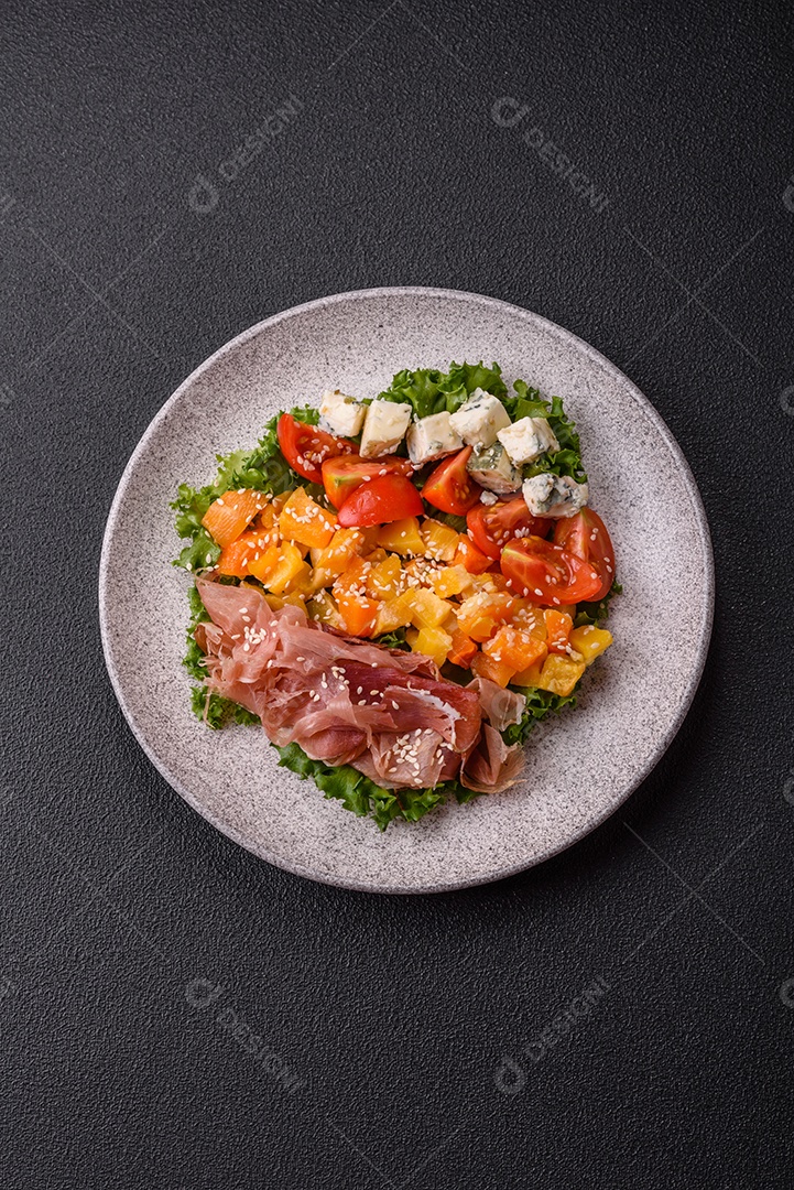 Salada apetitosa com presunto, abóbora assada, queijo, alface, tomate e sementes de gergelim
