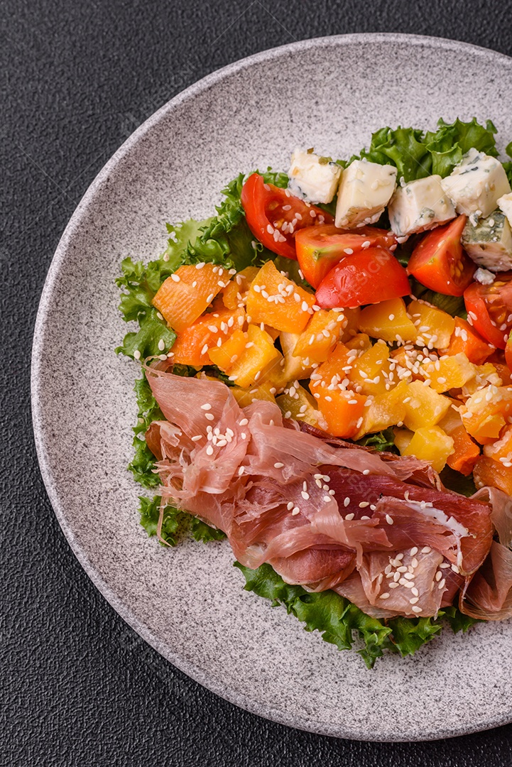 Salada apetitosa com presunto, abóbora assada, queijo, alface, tomate e sementes de gergelim