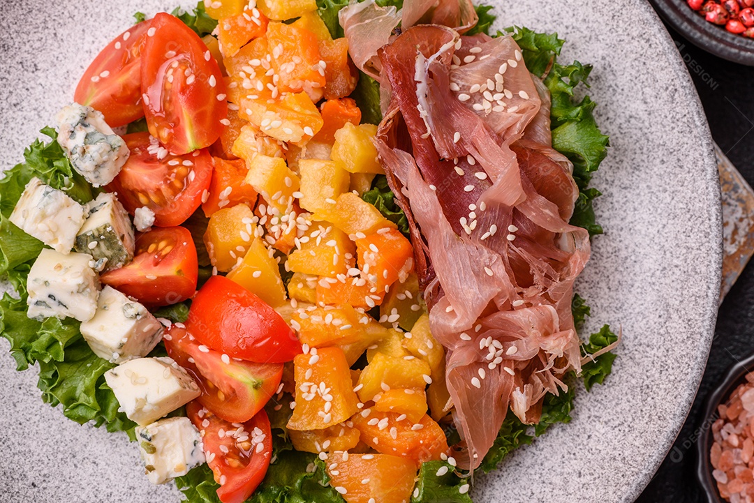 Salada apetitosa com presunto, abóbora assada, queijo, alface, tomate e sementes de gergelim