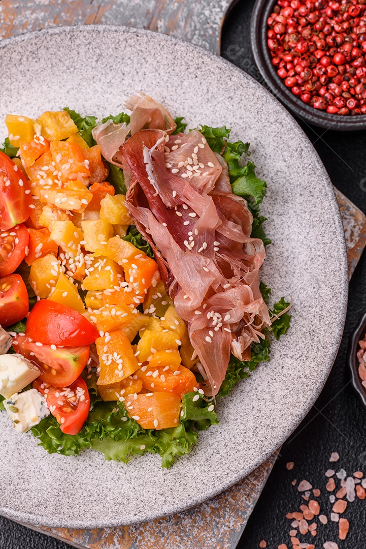 Salada apetitosa com presunto, abóbora assada, queijo, alface, tomate e sementes de gergelim