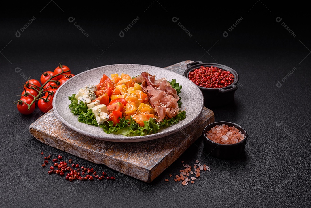 Salada apetitosa com presunto, abóbora assada, queijo, alface, tomate e sementes de gergelim