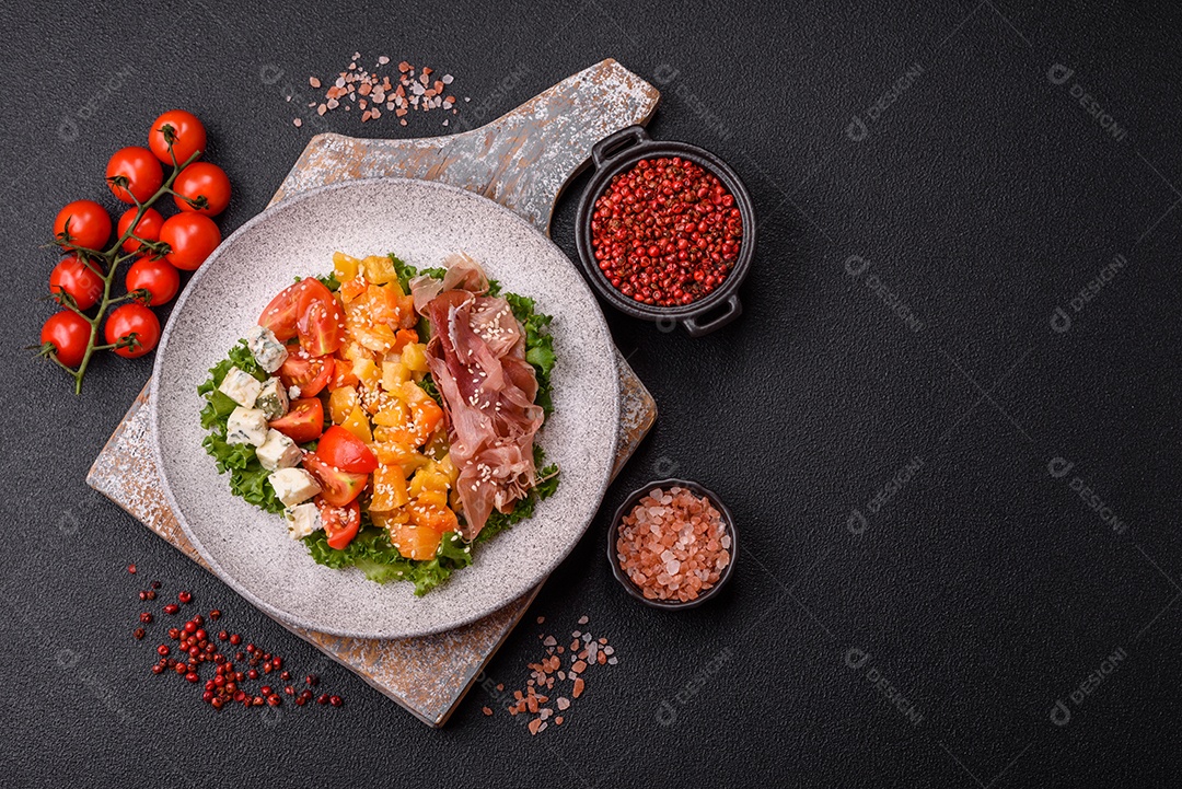 Salada apetitosa com presunto, abóbora assada, queijo, alface, tomate e sementes de gergelim