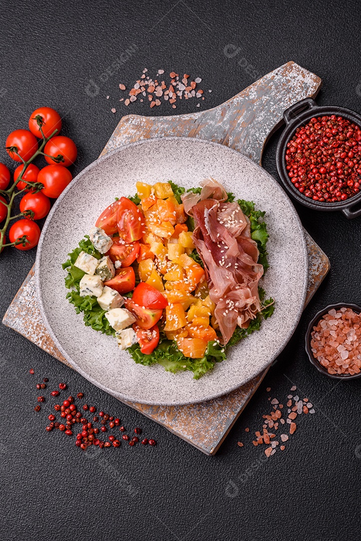 Salada apetitosa com presunto, abóbora assada, queijo, alface, tomate e sementes de gergelim