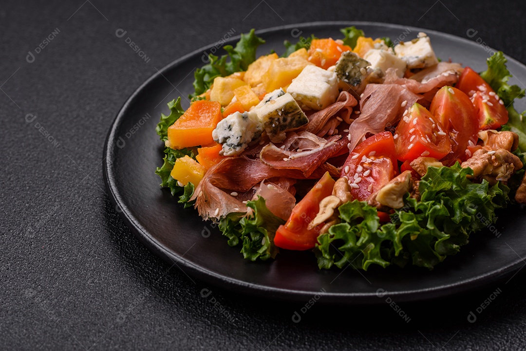 Salada apetitosa com presunto, abóbora assada, queijo, alface, tomate e sementes de gergelim