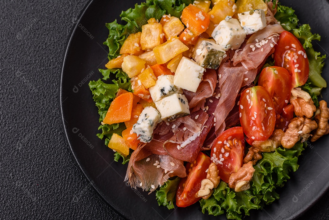 Salada apetitosa com presunto, abóbora assada, queijo, alface, tomate e sementes de gergelim
