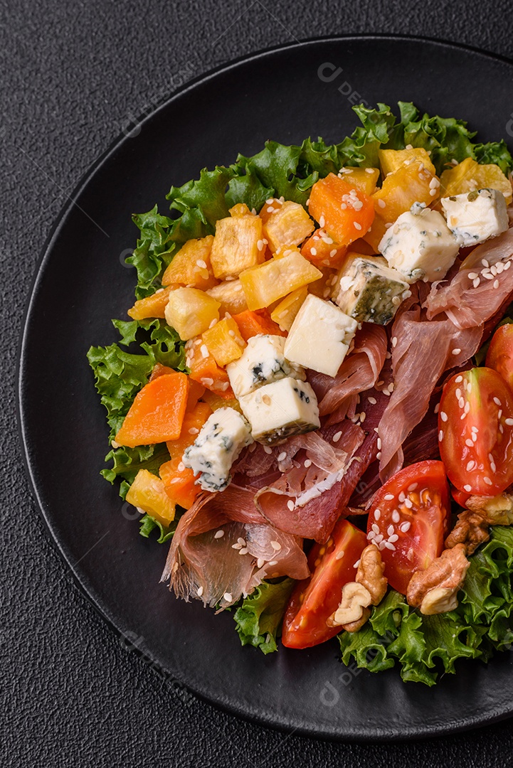 Salada apetitosa com presunto, abóbora assada, queijo, alface, tomate e sementes de gergelim