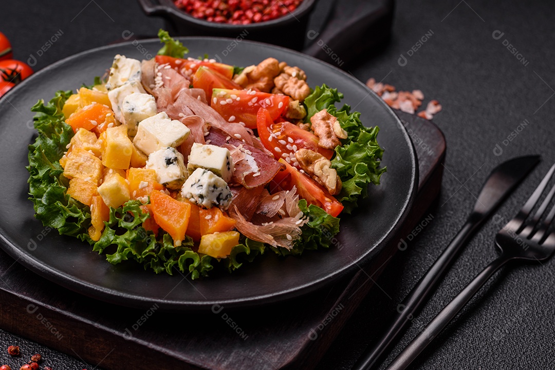 Salada apetitosa com presunto, abóbora assada, queijo, alface, tomate e sementes de gergelim
