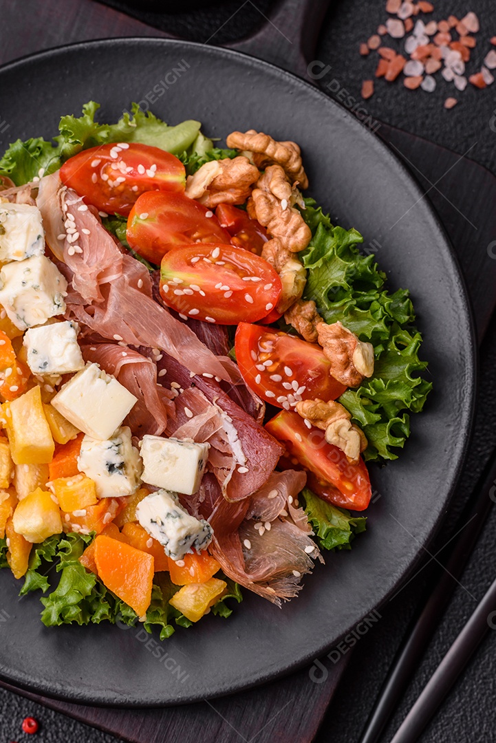 Salada apetitosa com presunto, abóbora assada, queijo, alface, tomate e sementes de gergelim