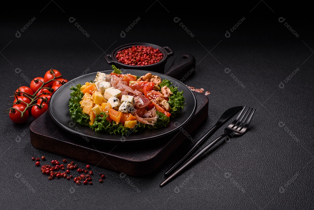 Salada apetitosa com presunto, abóbora assada, queijo, alface, tomate e sementes de gergelim