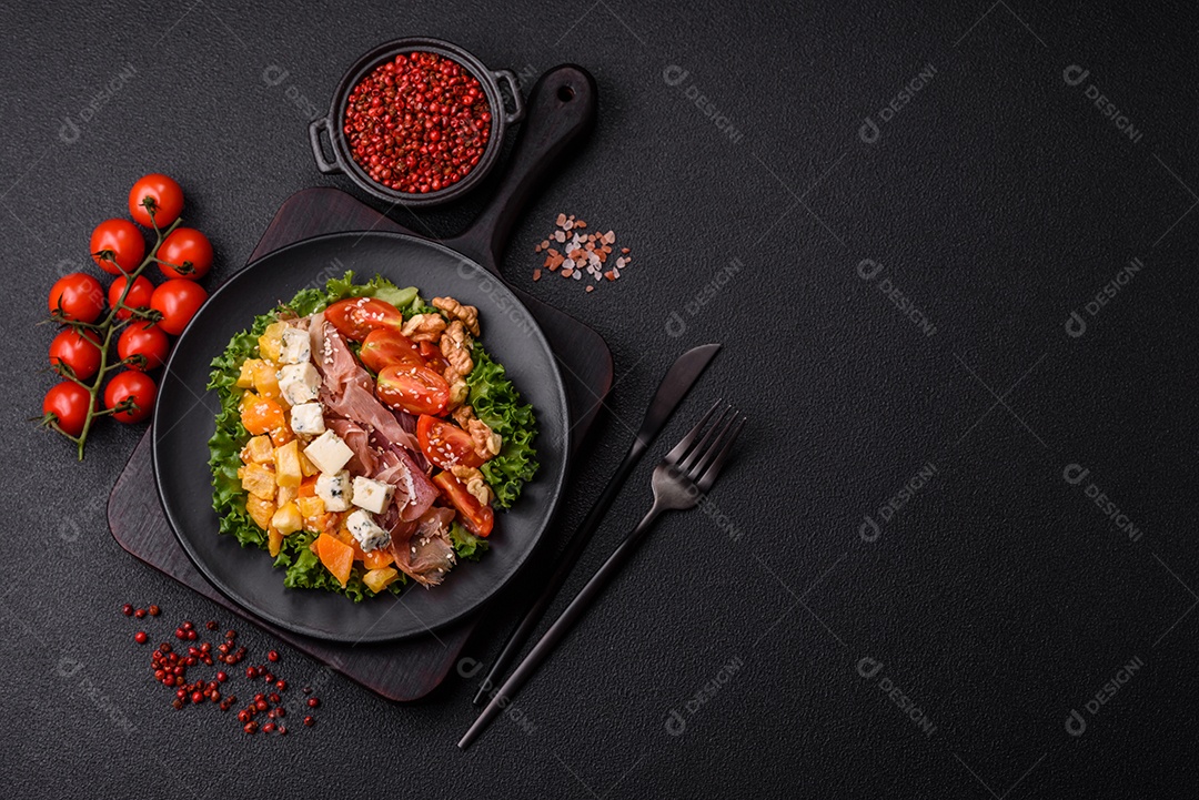 Salada apetitosa com presunto, abóbora assada, queijo, alface, tomate e sementes de gergelim