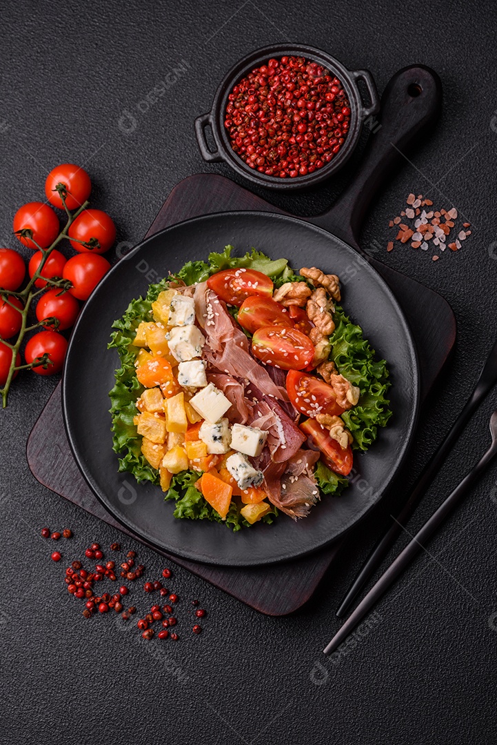 Salada apetitosa com presunto, abóbora assada, queijo, alface, tomate e sementes de gergelim