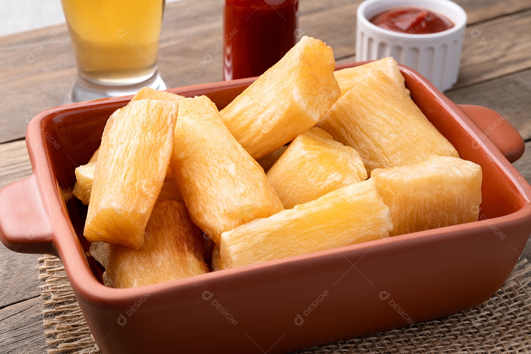 Imagem exibe mandioca frita, um petisco