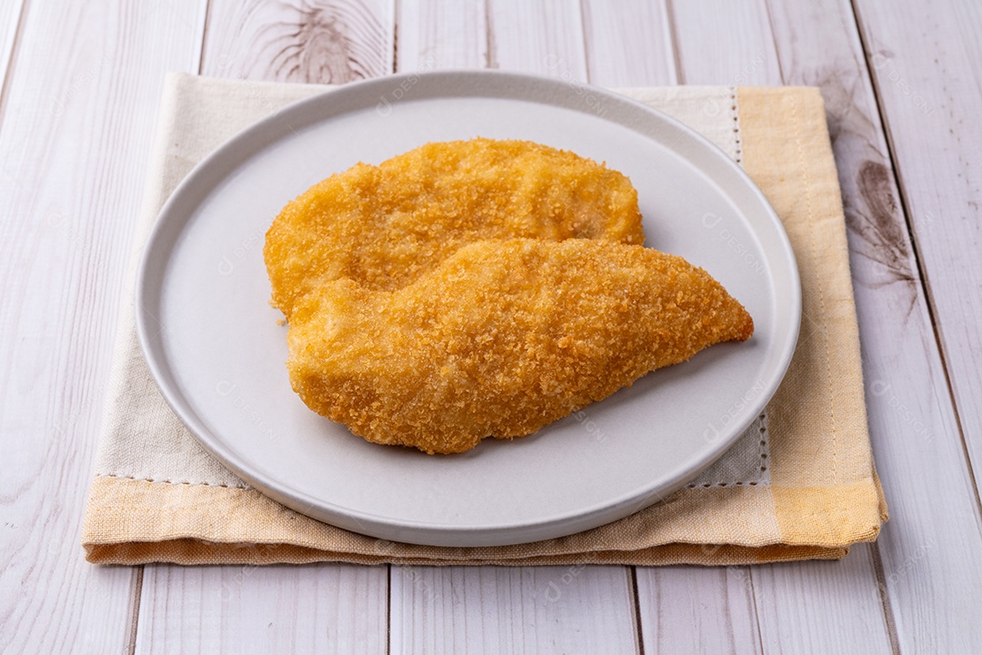 Imagem mostra dois pedaços de frango à milanesa, um prato clássico italiano